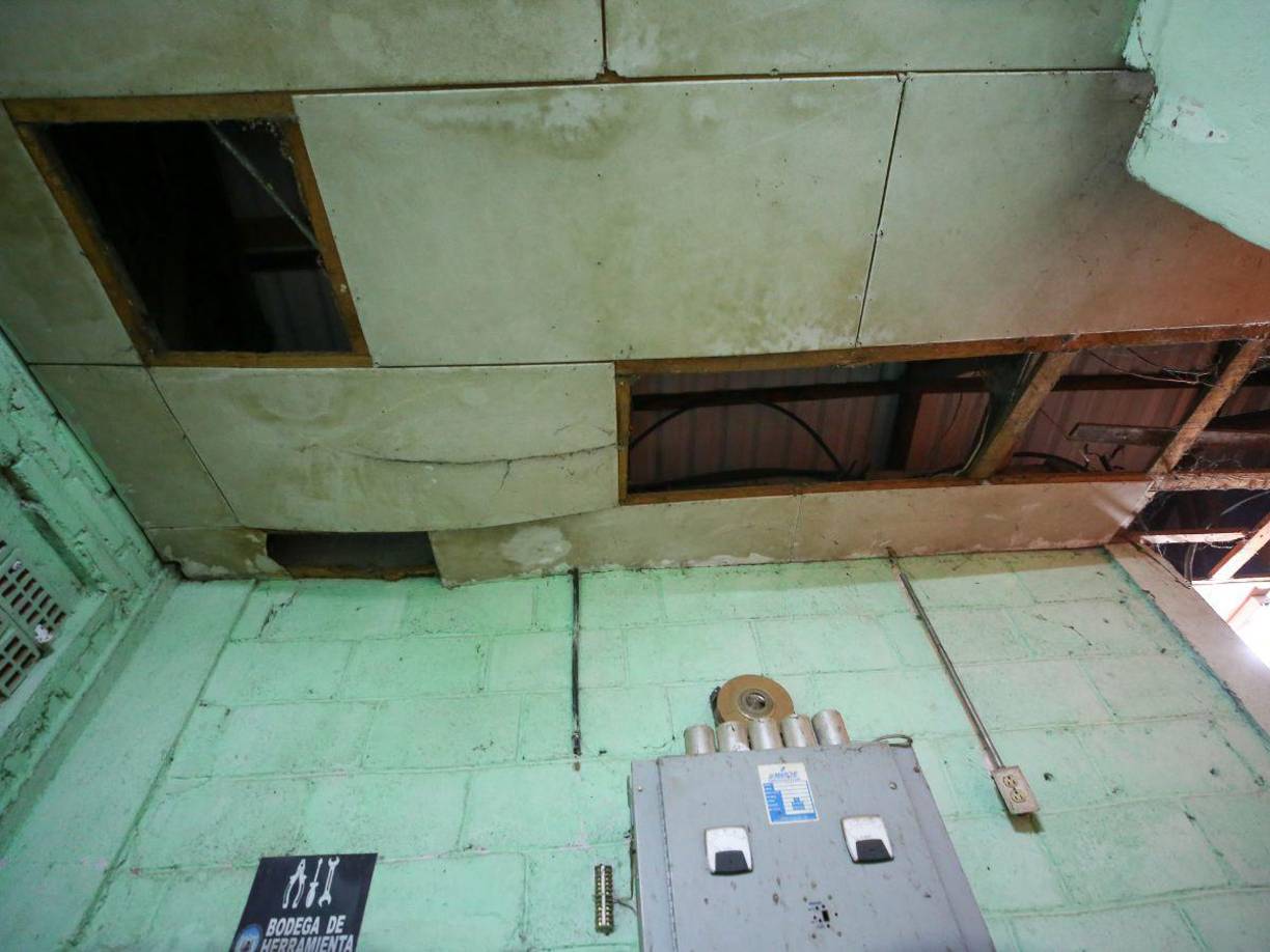 El cielo falso de varios salones de clases y talleres están rotos y en algunos se filtra el agua cuando llueve.