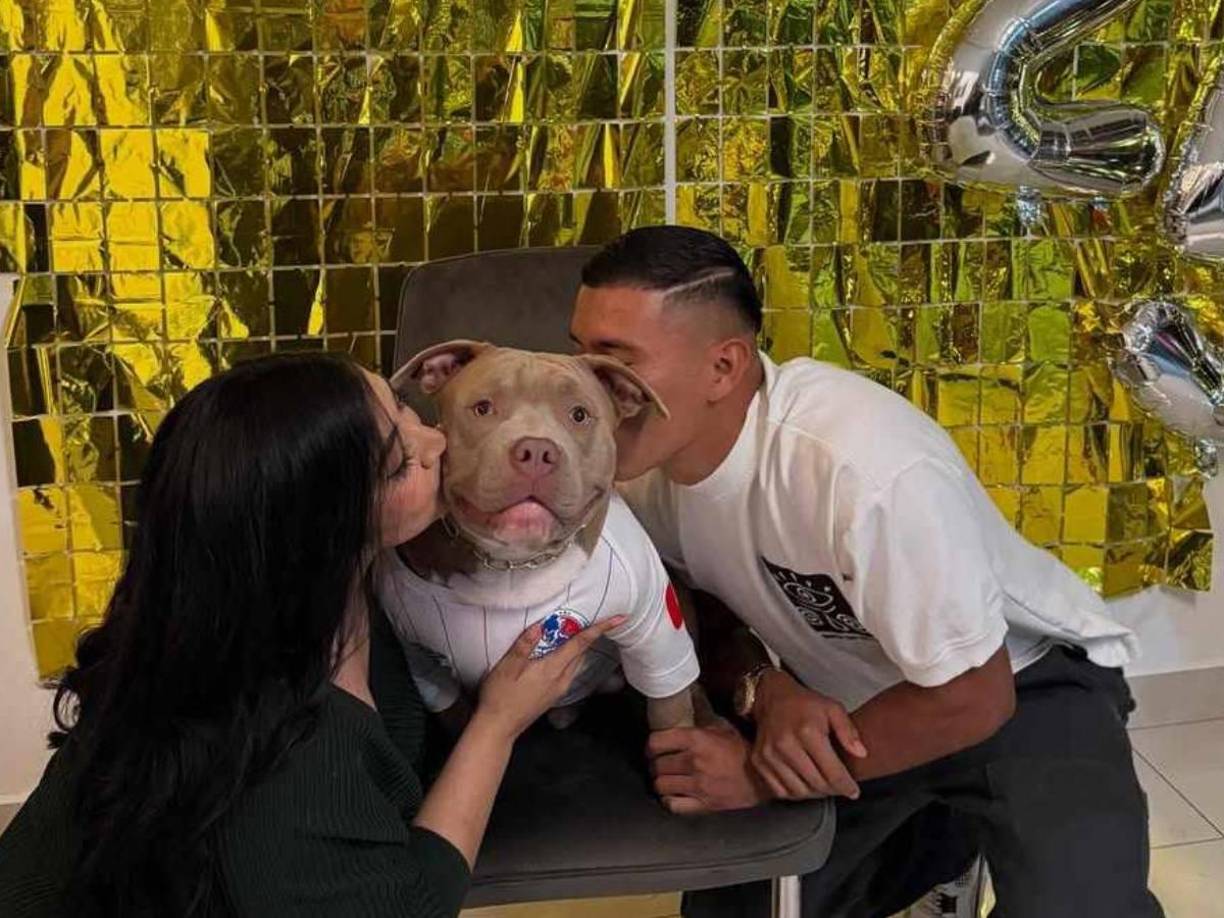 Kevin López, jugador del Olimpia, subió esta fotografía junto a su hermosa pareja y un perro con la camiseta del Olimpia.
