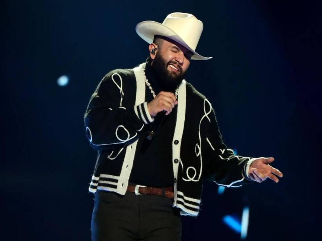 Carín León opina que su “chamba es entretener a la gente, y cómo se va a entretener a la gente uno si no se entretiene”, por lo que se asegura disfrutar sus presentaciones, a lo cual ayuda que haya alcohol u otras drogas de por medio.