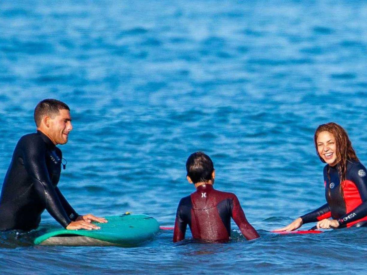 “Se veía claramente que Shakira y su entrenador se llevan de maravilla, él siempre pendiente de ella en todo momento, ayudándole con el traje, tomándola de la mano, incluso en algún momento ella se prende de él para no caerse”, relató.