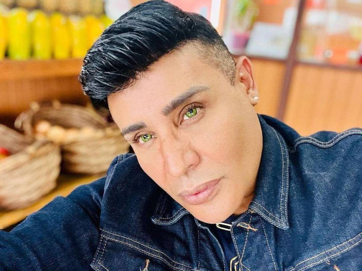 “Dios ponga su mano y te levante de esa cama Eduardo Antonio...Dios es grande y poderoso y va a permitir que vayas para casita con tu esposo...Amén”, escribió una fan junto a una foto en la que aparece la mano de Eduardo Antonio sosteniendo la de su esposo.