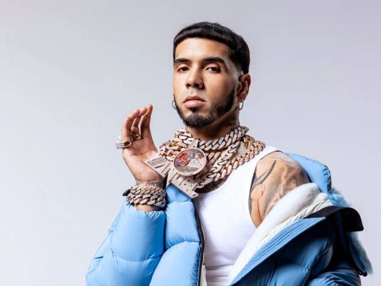 “Es una de las colombianas más queridas. Está en el mejor momento, pero estarán haciendo que corte con su novio. Anuel es un santero de primera. Se las sabe. Es babalawo. Junta a todo mundo y el que se la hace se la paga”, reveló.