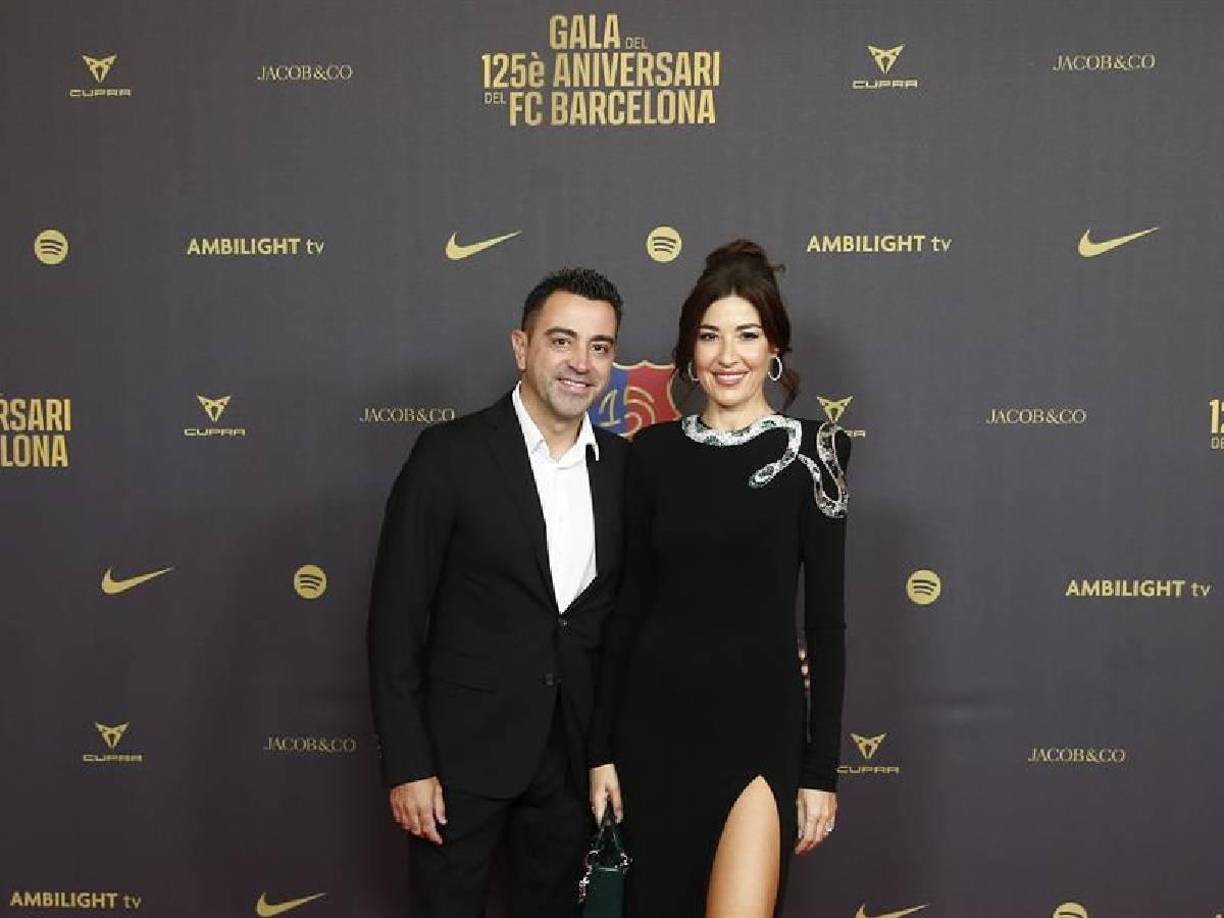 Xavi Hernández, que fue despedido del Barcelona el pasado verano y en su lugar llegó Hansi Flick, acompañado por su esposa Núria Cunillera.