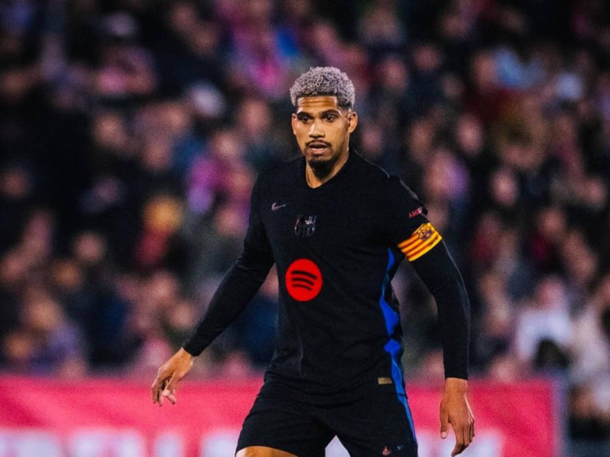 El Nacional de Cataluña publica que Ronald Araujo le ha pedido al presidente Joan Laporta que lo deje salir en este mercado de enero. El defensor quiere marcharse del Barcelona y la Juventus prepara una oferta de 50 millones de euros por su traspaso. Cabe recordar que el charrúa tiene contrato hasta 2026.