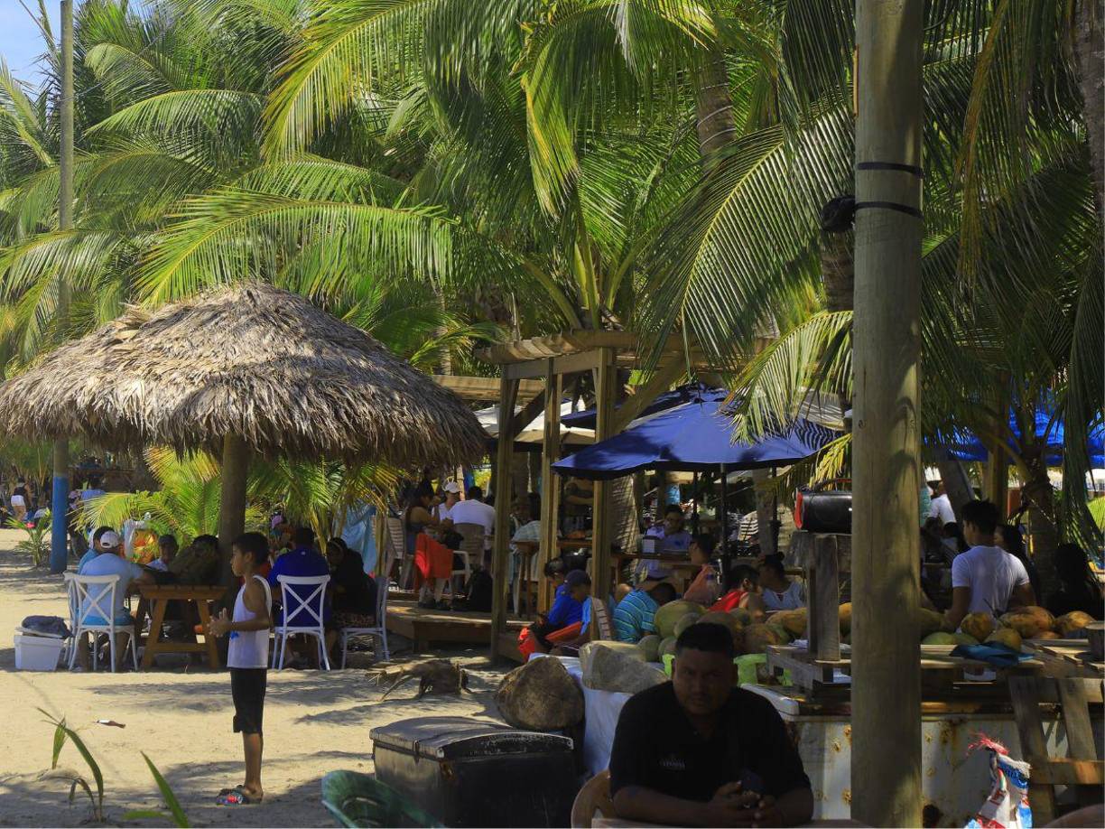 Personal de la municipalidad de Tela estaban haciendo patrullajes a pie en las playas y controlando el parqueo de vehículos.