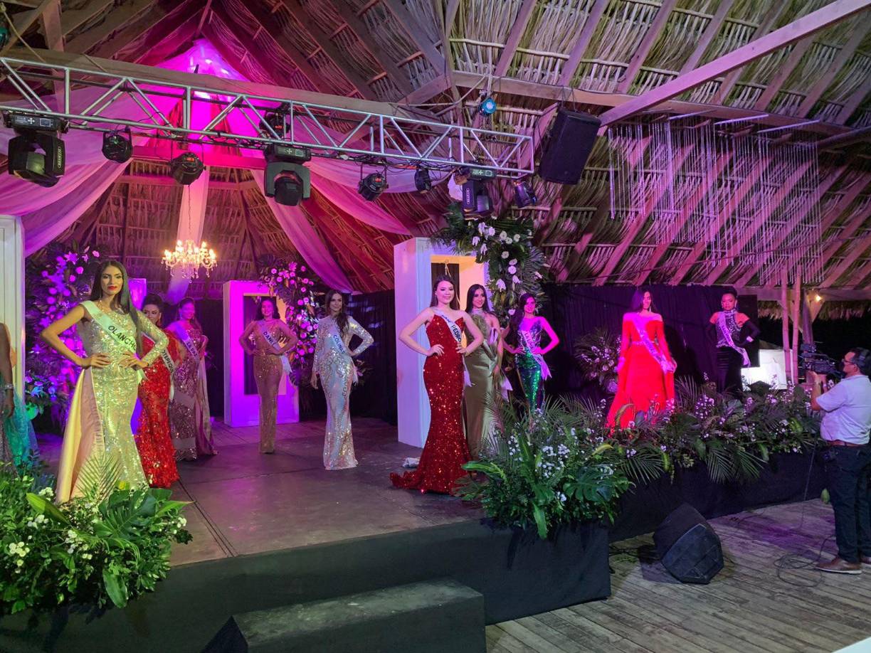 Las beldades ya desfilaron en traje de baño luciendo así sus estilizadas figuras. Y ahora les tocó el turno de modelar en traje de gala. 