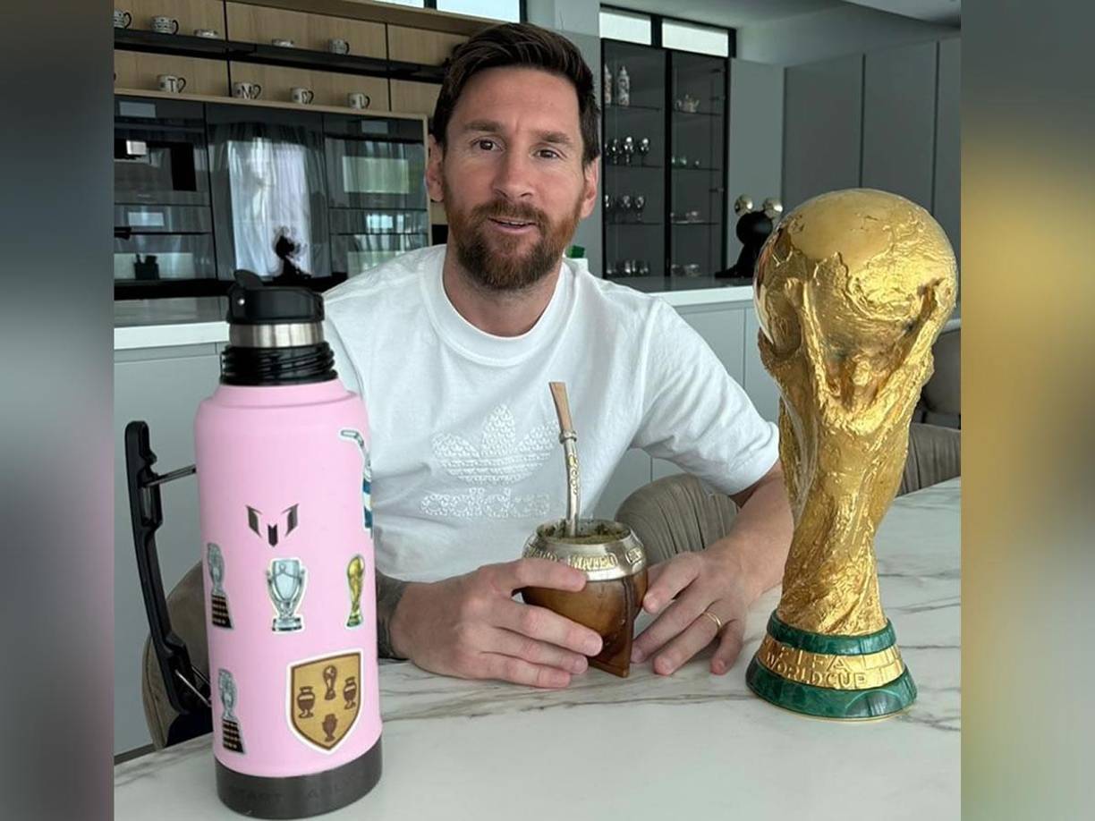 De la misma forma, el astro argentino recordó con una publicación el segundo aniversario de cuando levantó la Copa del Mundo en Qatar 2022, agregando también su amor y entusiasmo por todas estas fechas decembrinas.