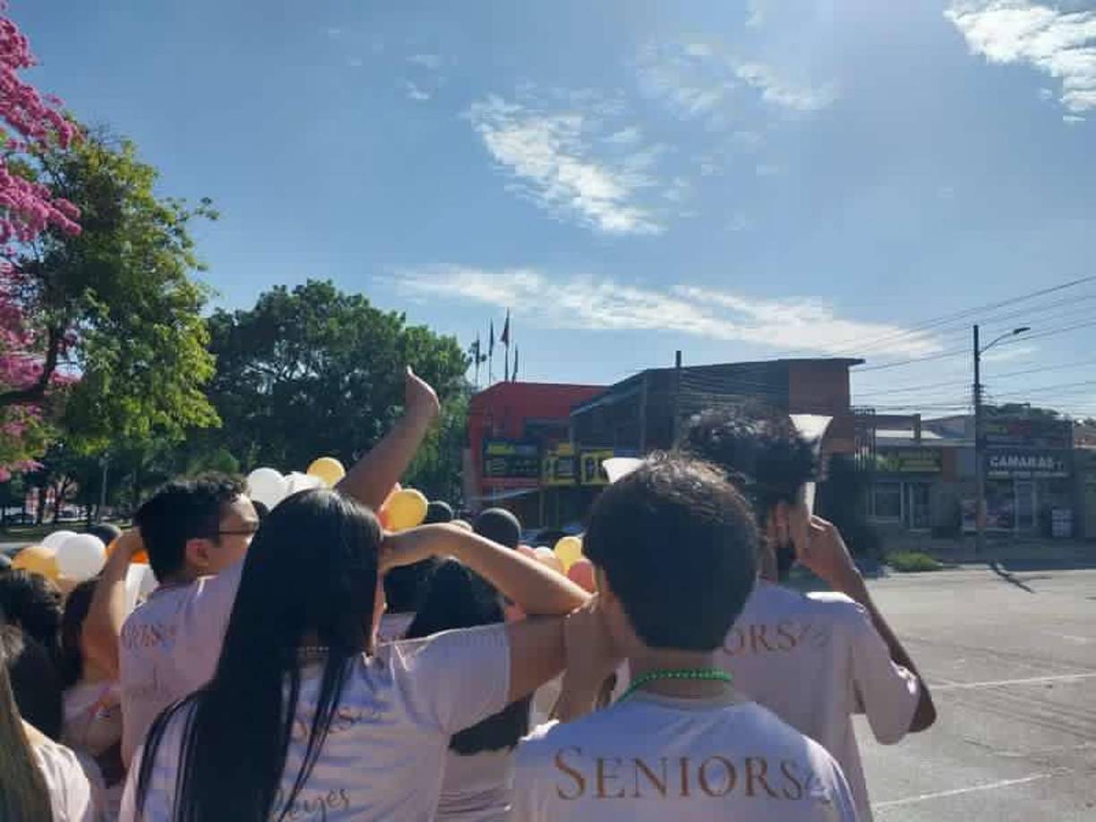 Los estudiantes llegaron muy temprano a la escuela para luego iniciar un recorrido por la ciudad.