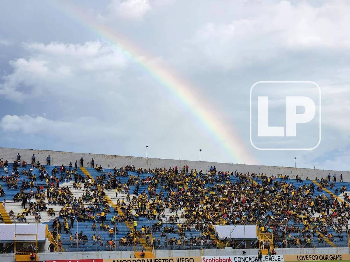 El arcoíris que adornó el estadio Morazán durante el partido.