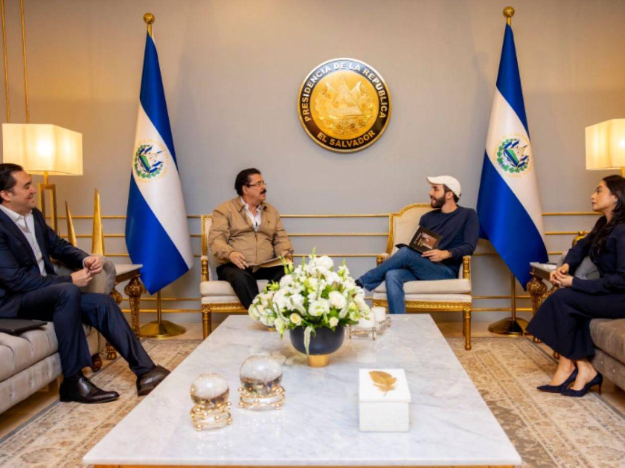 Héctor Zelaya detalló que el exmandatario hondureño Manuel Zelaya (2006-junio de 2009) y actual asesor presidencial entregó la invitación a Bukele.