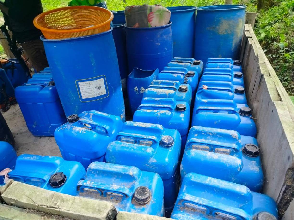 Tambos con químicos encontrados en la propiedad. 