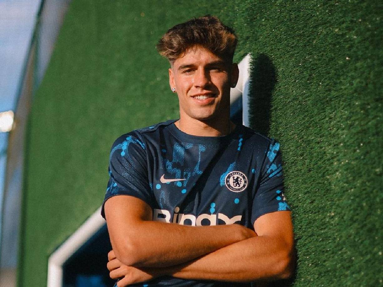 Marc Guiu firmó por el Chelsea hace unas semanas, sin embargo su DT pide que salga cedido esta temporada en busca de minutos y el Espanyol se ha interesado en el futbolista.