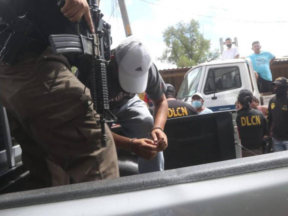 Fueron tres los sujetos detenidos por la DNLC, incluyendo uno que es considerado el mayor distribuidor de drogas en los mercados. 