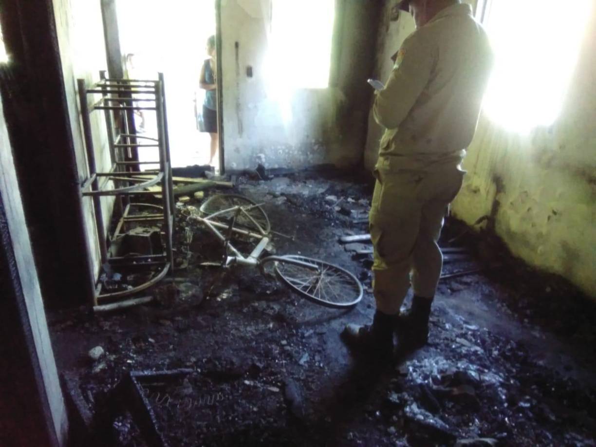 Todos los artículos de la mujer fueron consumidos por el fuego.