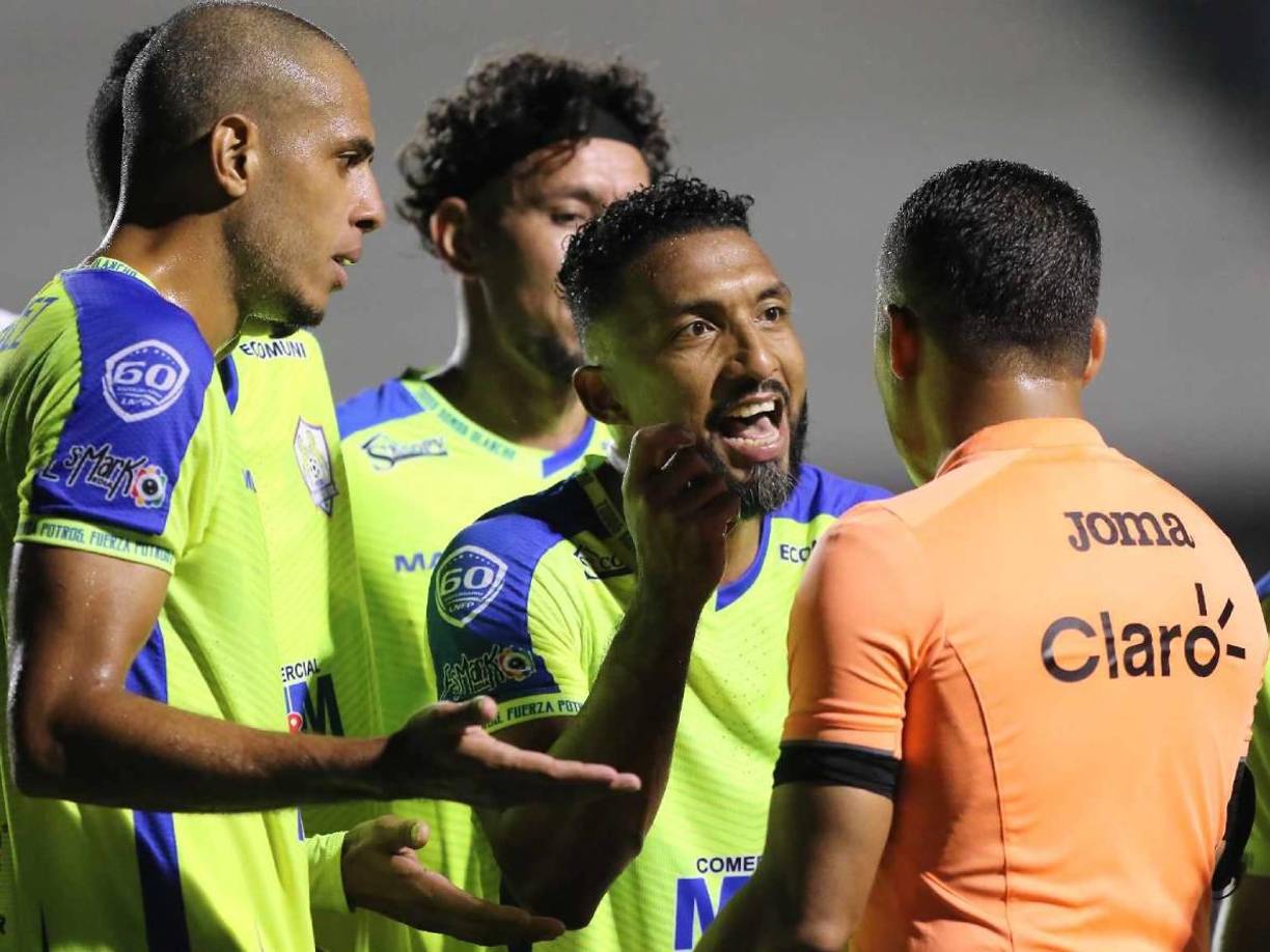 Jugadores del Olancho le reclamaron al árbitro Armando Castro tras la expulsión de Juan Delgado. 