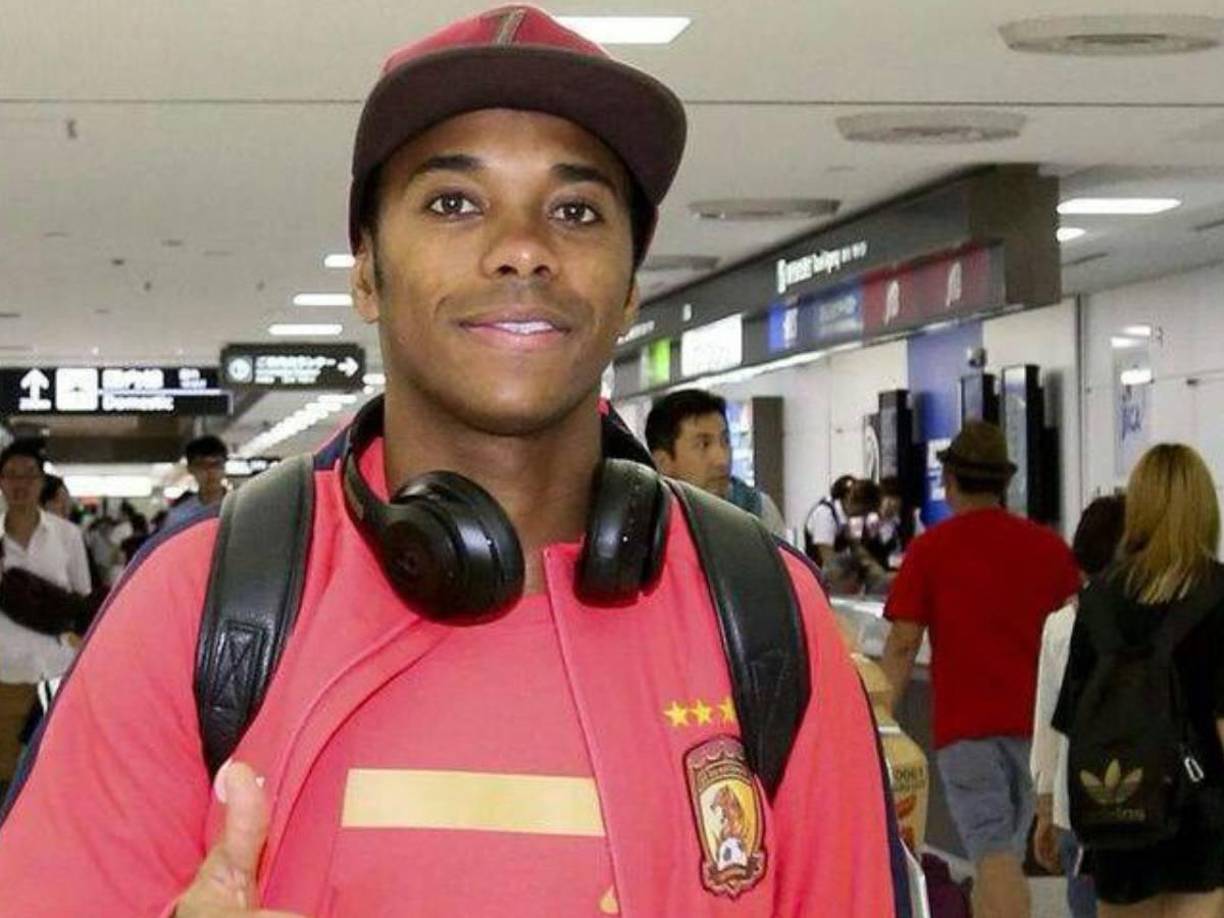 De acuerdo con el diario The Sun, Robinho se ubicaría en una celda de unos 8 metros cuadrados que contiene solo una cama, el sanitario y un lavamamos.