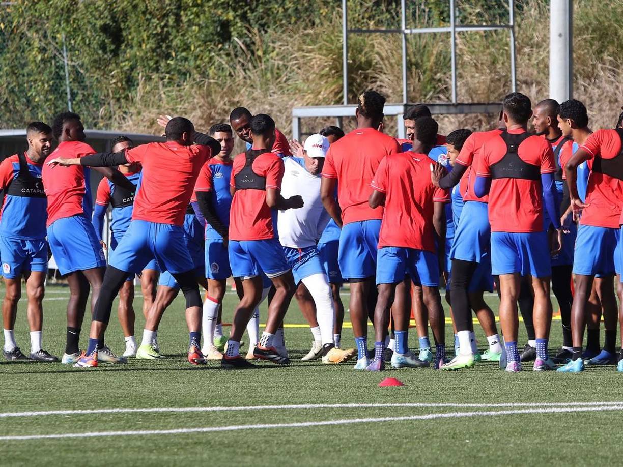 Todo es broma dentro del campamento melenudo antes de debutar en el torneo Clausura 2025.