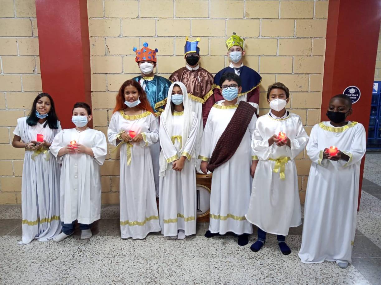 Los Reyes Magos, María y José y los pastores de quinto y sexto grado representaron el nacimiento de Jesús. 