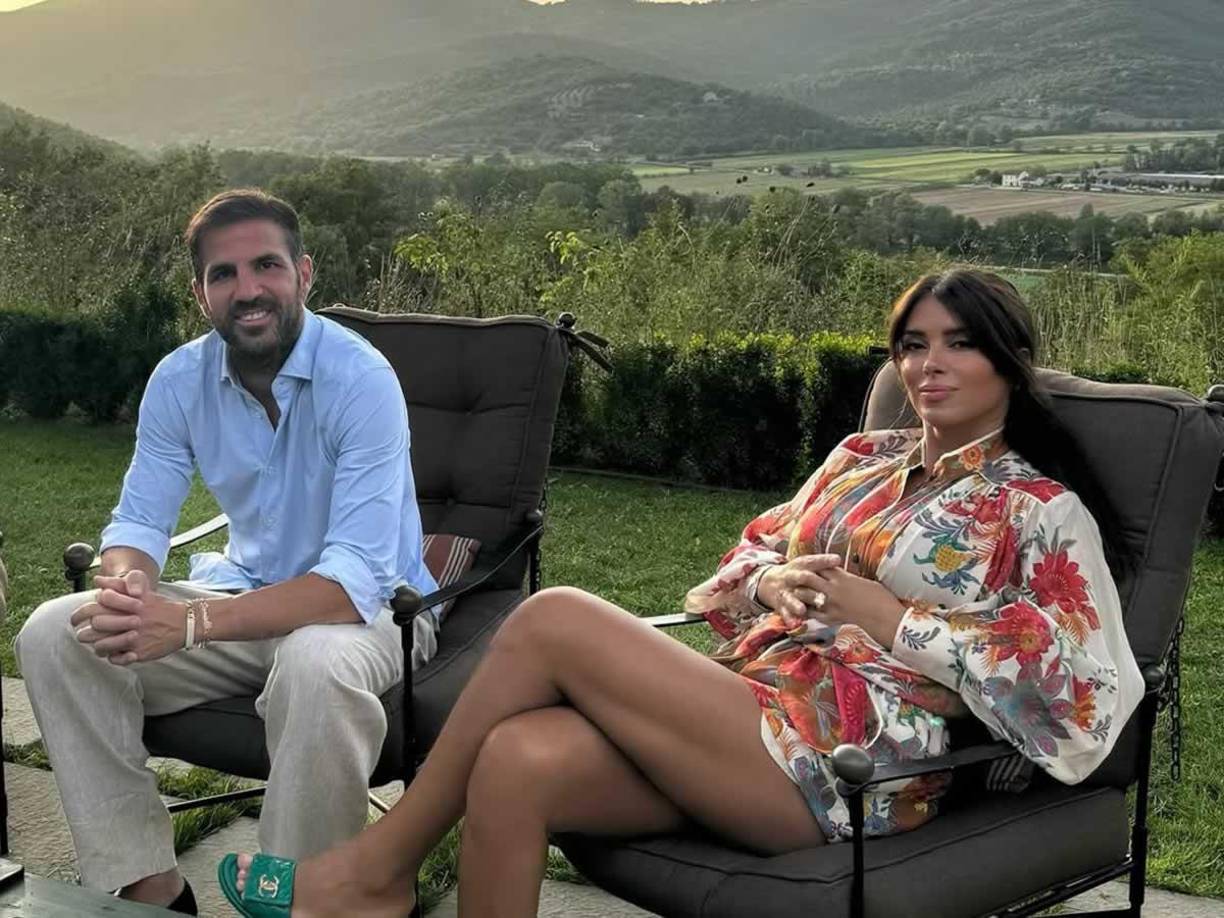 La historia de amor entre Cesc Fabregas y Daniella Semaan inició con un escándalo. Sucedió en 2011 cuando ella aún estaba casada con el millonario empresario, con quien tuvo dos hijos: María y Joseph Taktouk.