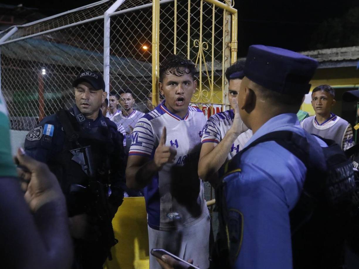 La Policía Nacional se fue a los golpes con el preparador físico Gerson López y los jugadores del Atlético Júnior salieron en su defensa.