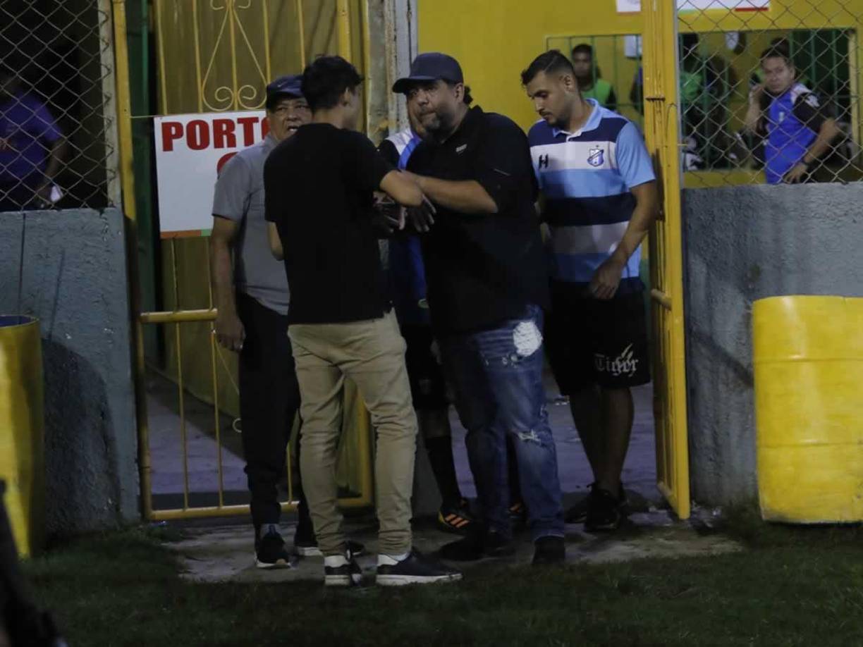 Elías Nazar, presidente del Honduras Progreso, llegó a los camerinos para controlar la situación.