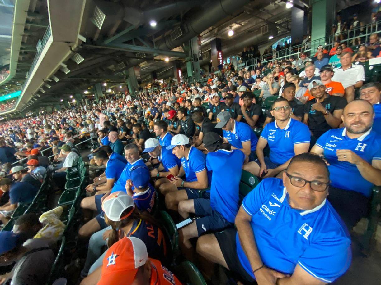 La delegación de la selección de Honduras ubicada dentro del estadio de los Astros de Houston.