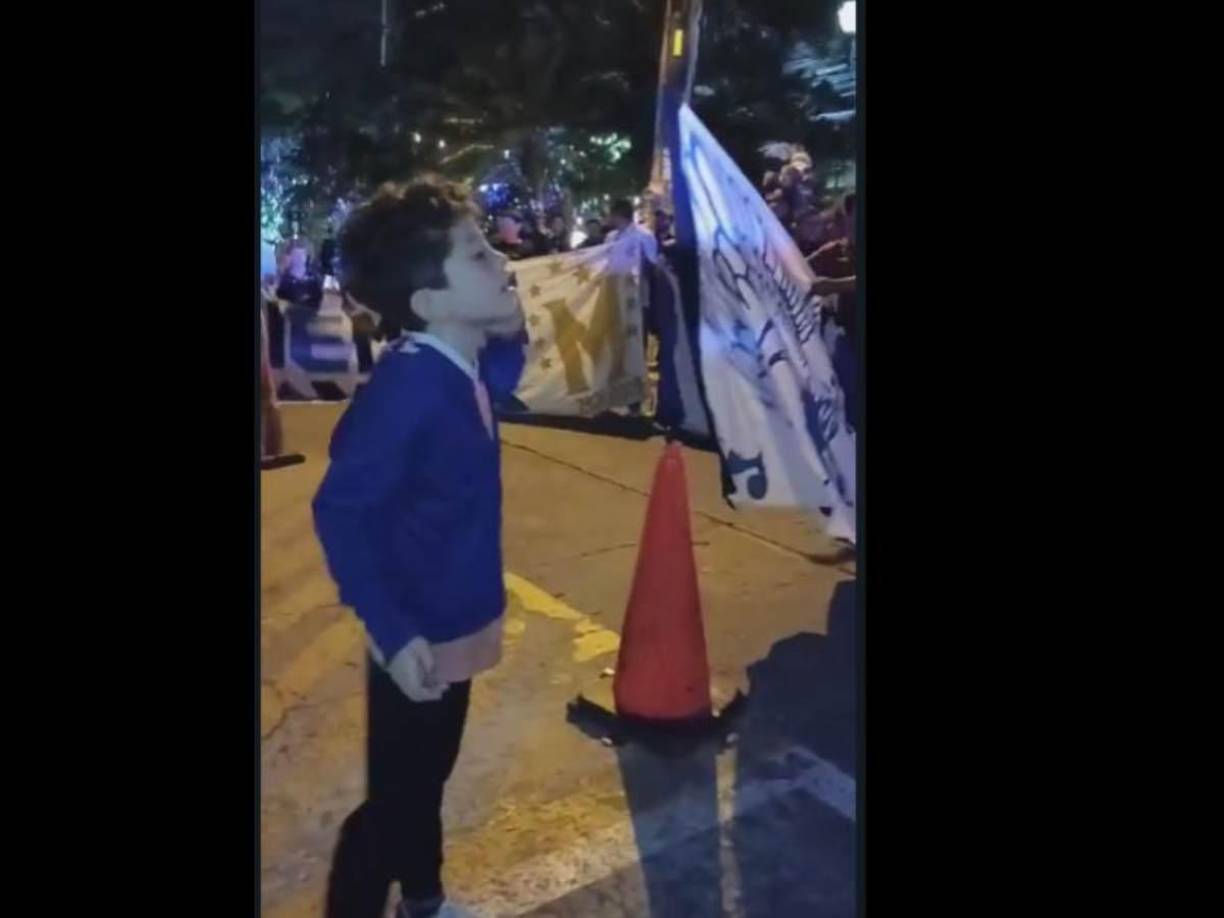 Sin embargo, una de las grandes sorpresa fue que un niño era el que estaba en medio de la barra guiando los cánticos de la barra del Motagua, los Revolucionarios.