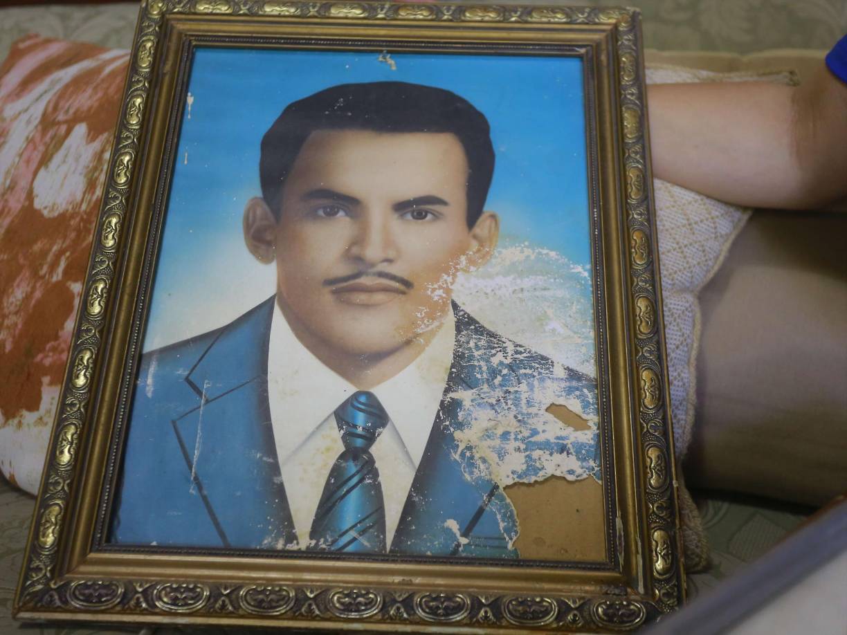 La joven recordó que en 2015 estaba embarazada y fue precisamente su expareja quien le notificó finalmente de la muerte y tuvo que movilizarse a un hospital tras ser sedada luego de escuchar que habían baleado a su progenitor, pero horas después, su expareja le notificó de la muerte cuando estaba en el centro médico.