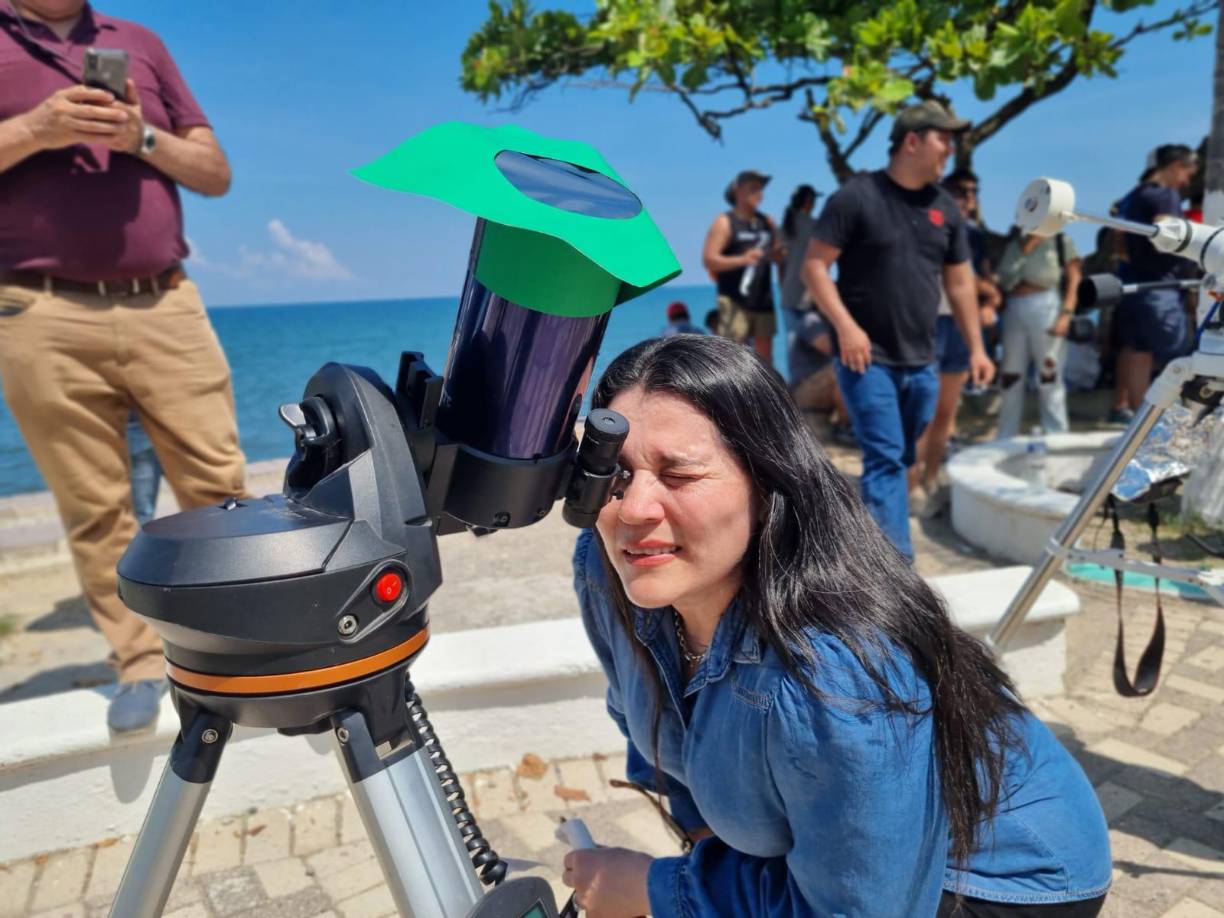 Astronomos de la facultad de ciencias de La Universidad Nacional Autónoma de Honduras han dispuesto de telescopios para que la población pueda verlo. 