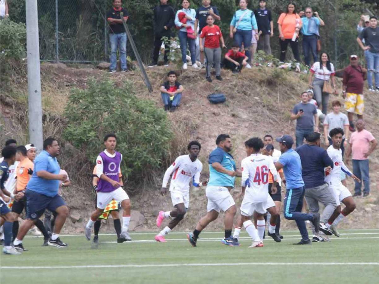 Un padre de familia del Olimpia se fue a los golpes con un miembro del staff del Motagua.