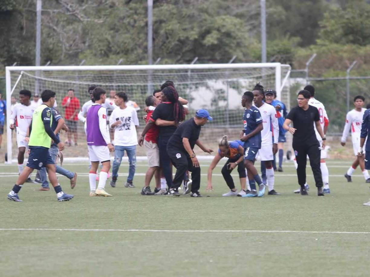 Otros presentes entraron al campo a calmar el relajo de la gran final del Torneo de Reservas.