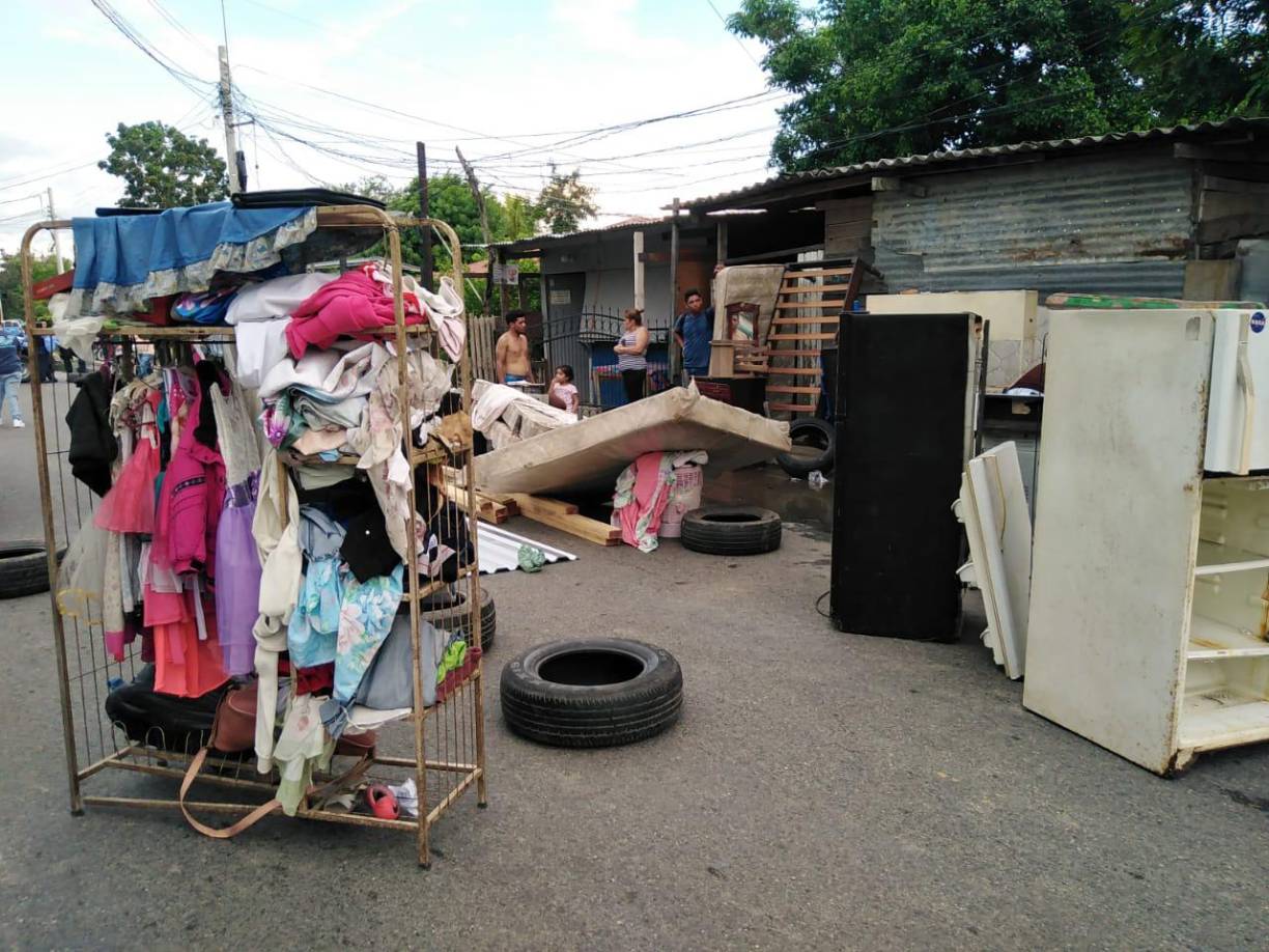 Algunos vecinos alcanzaron a sacar parte de sus pertenencias para protegerlas de las llamas. 