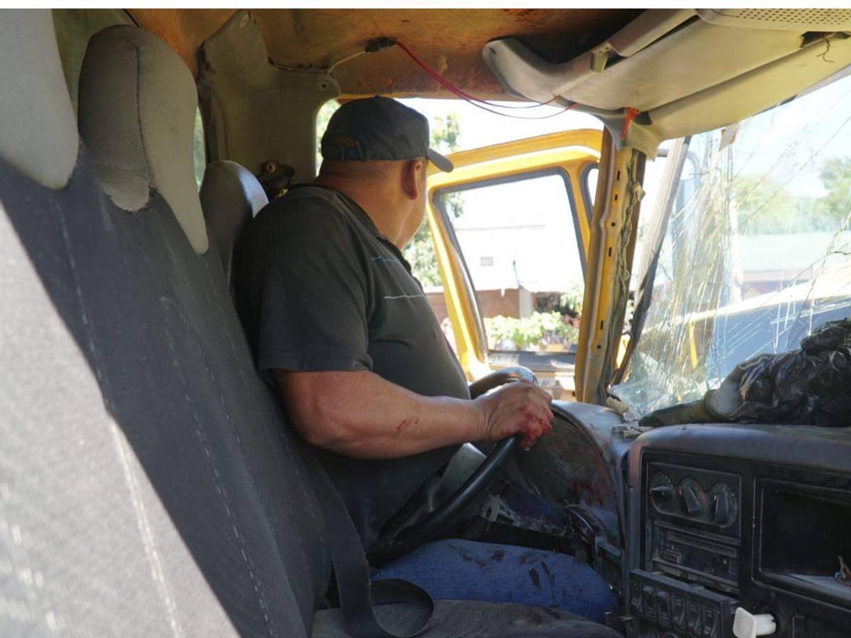 El conductor de una volqueta resultó gravemente herido luego de impactar contra la parte trasera de un camión en San Pedro Sula.