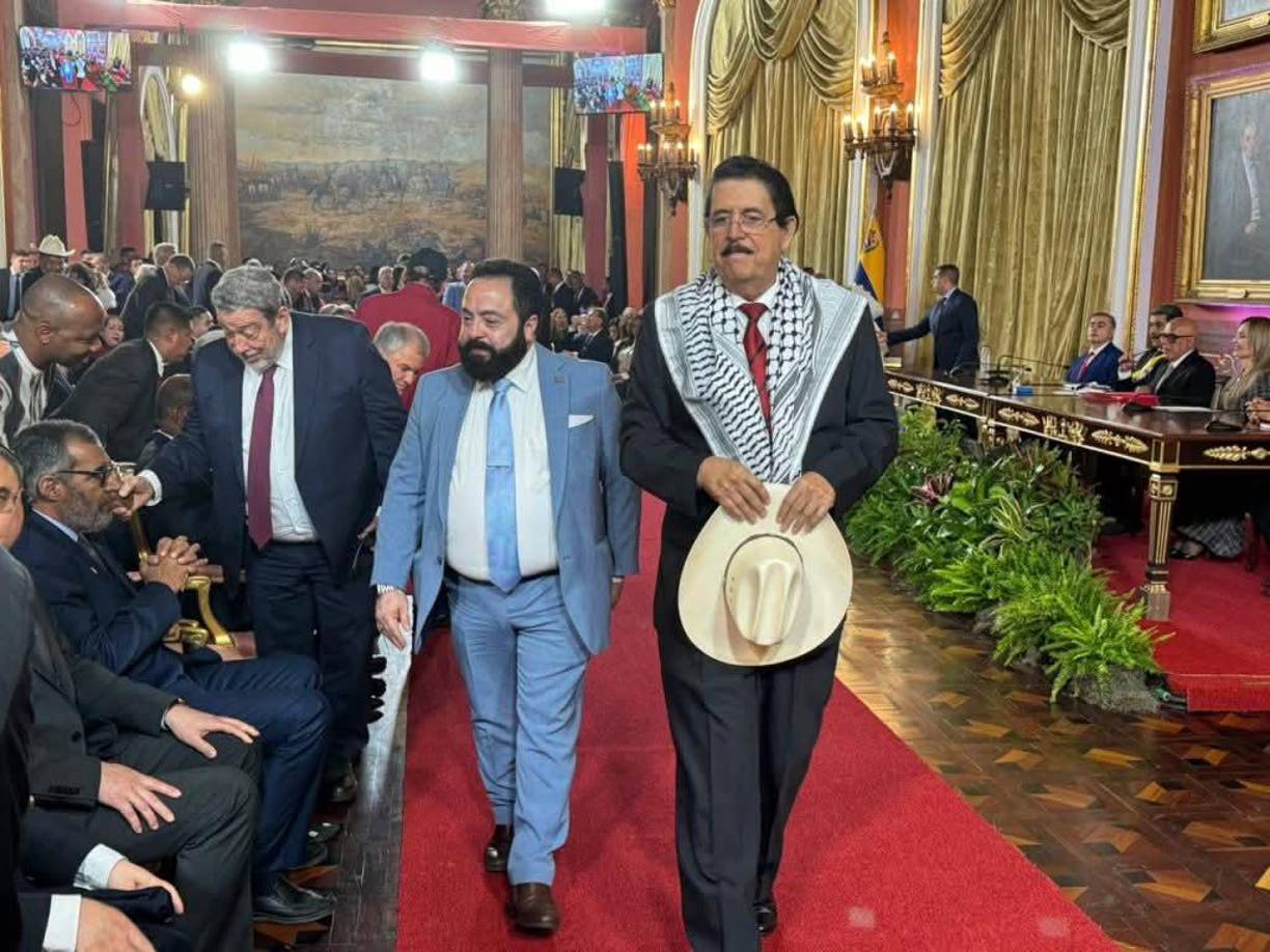 En el acto de investidura, Maduro también destacó la participación del expresidente de Honduras, Manuel Zelaya, a quien calificó como un “buen amigo” y representante de “la fuerza de Morazán”.