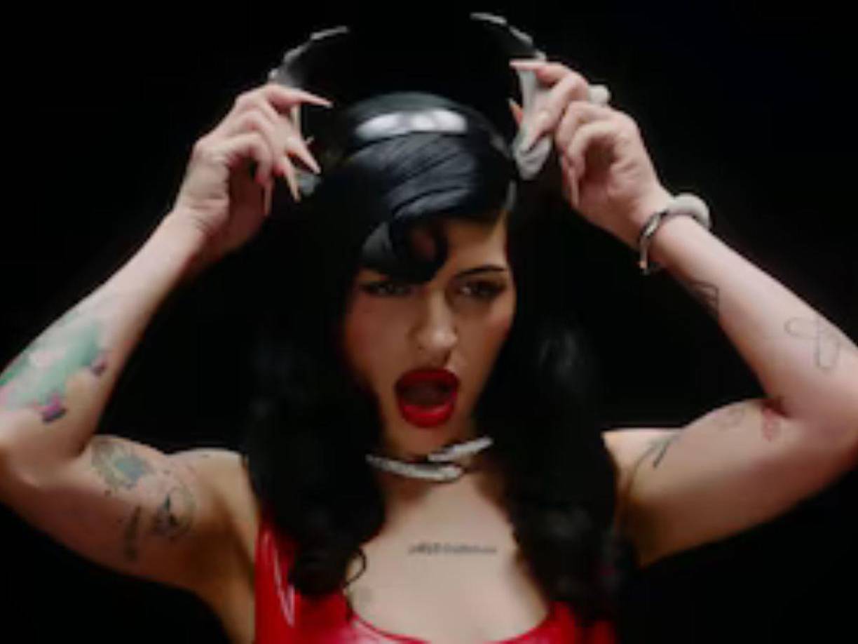 “¡DOLCE ya está disponible en todos ladooooooooooos! Con dedicatoria especial a mi gente de México que me hacen sentir muy amada”, escribió junto al emoji de corazón rodeado de fuego.