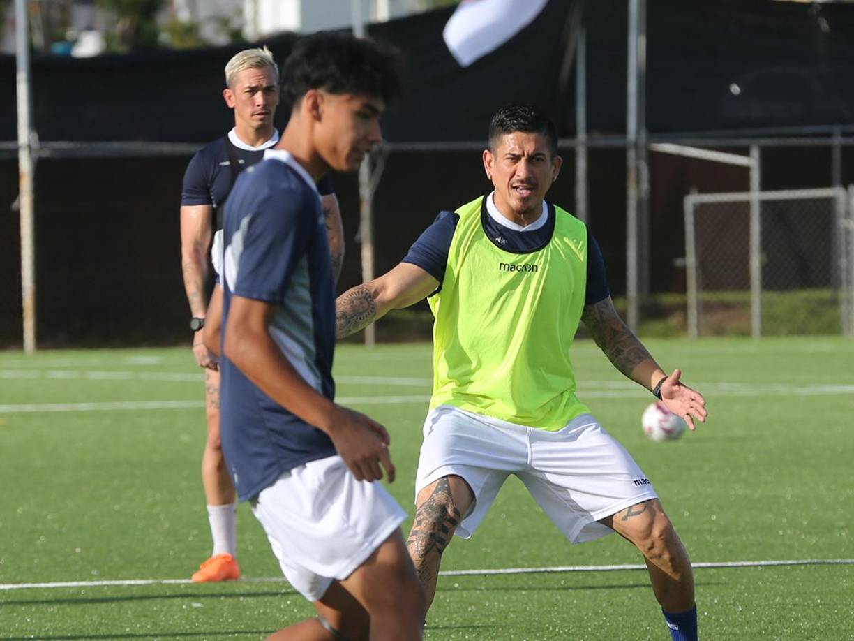 S<b>us idiomas oficiales son el inglés y el chamorro</b> (lengua hablada por los pueblos originarios), mientras que todos sus ciudadanos nativos (los guameños) ya nacen con la nacionalidad estadounidense.