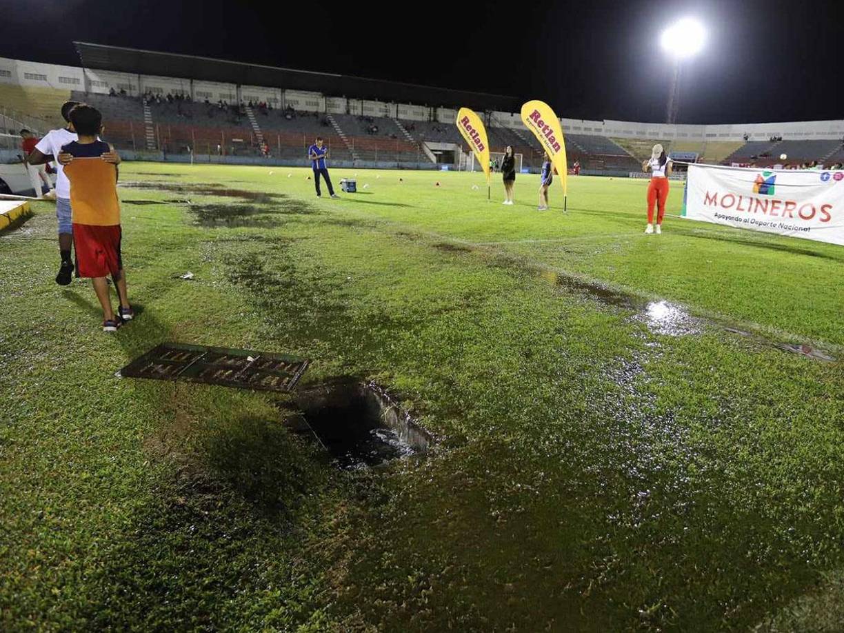 La cancha lució inundada de agua. 