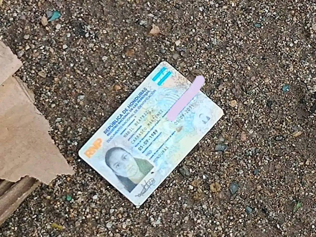 Al momento de su muerte, la joven mujer vestía toda de negro y quedó de lado.