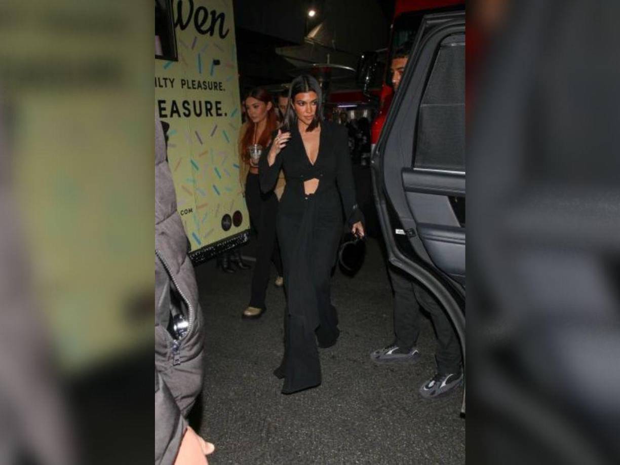 Kourtney Kardashian Barker, estuvo presente para celebrar el gran día de su hijo y llevaba un traje negro que mostraba sus tonificados abdominales.