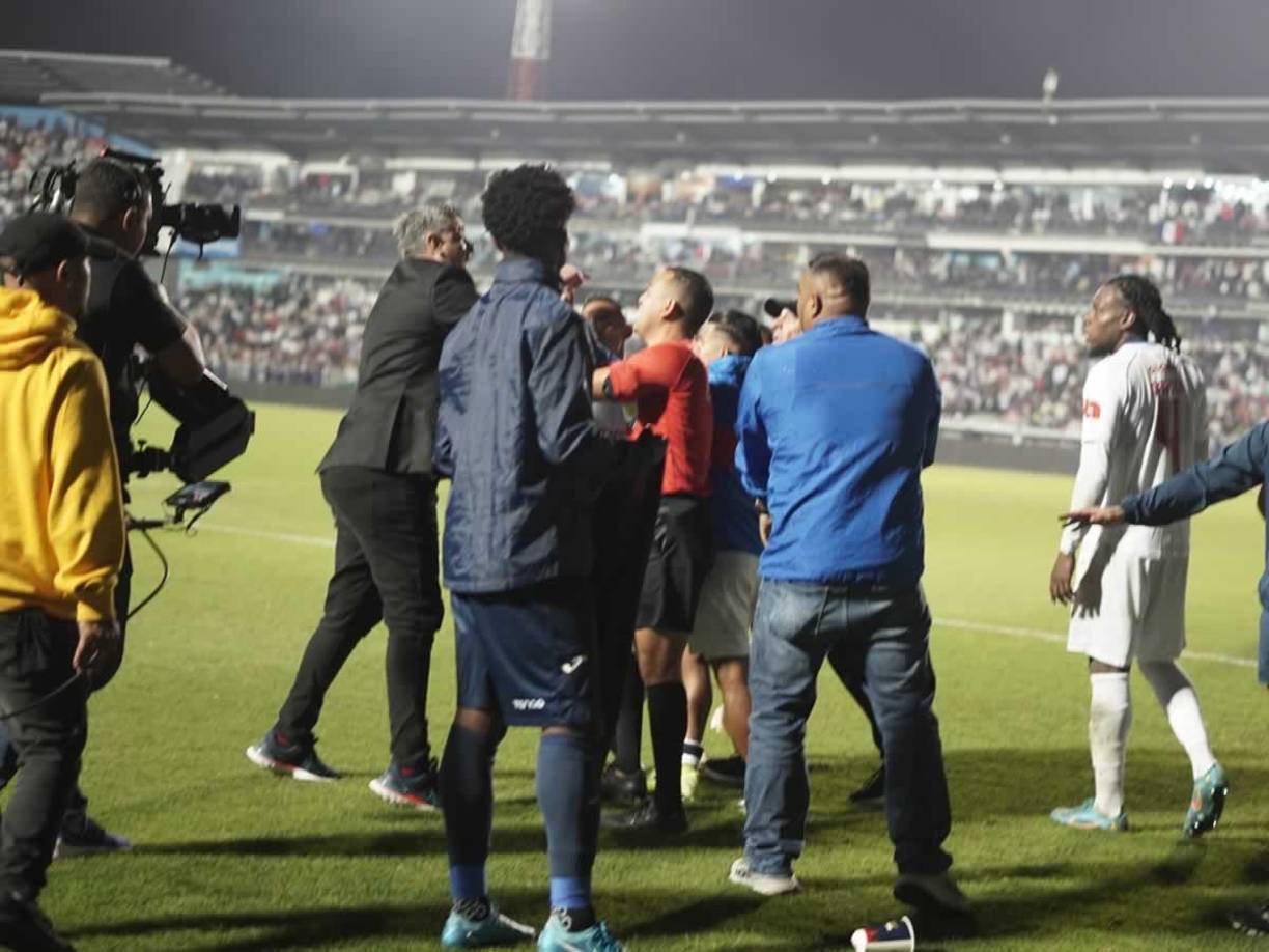 Los entrenadores de Olimpia y Motagua se dijeron sus cosas, pero final no pasó a más.