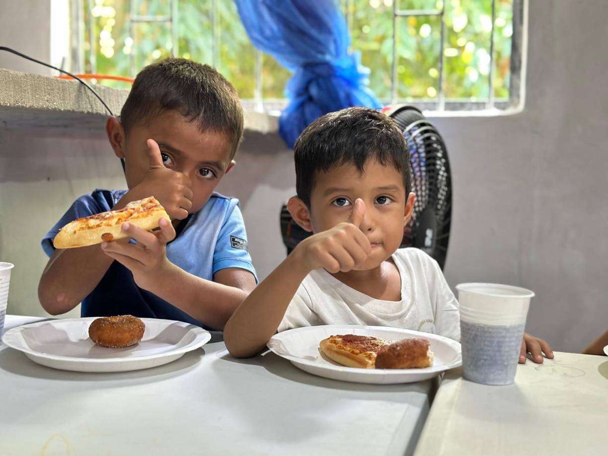 Los Pastores José María Inostroza e Ingrid Escobar, fundadores del Comedor Infantil en Choloma también estuvieron presentes en la gran festividad. Este lugar se inauguró el pasado 1 marzo de 2018 en el cual sirven alimentos de lunes a viernes y beneficia a más de 70 niños de Choloma, Cortés.