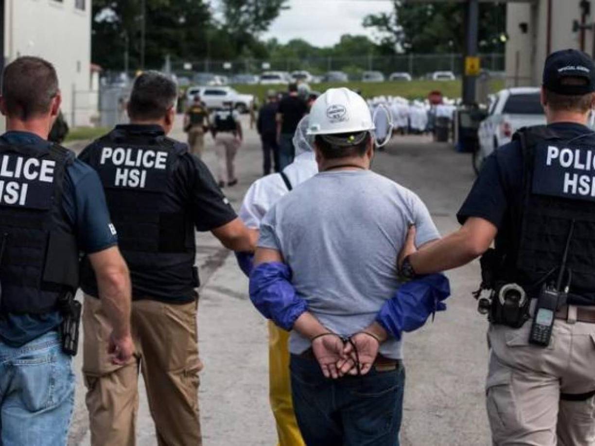 La propuesta de Donald Trump para deportar a un millón de migrantes indocumentados ha generado preguntas sobre su viabilidad. Este ambicioso plan enfrenta importantes desafíos legales, logísticos y financieros que podrían dificultar su implementación. A continuación, presentamos los datos clave que explican las implicaciones de esta iniciativa. 