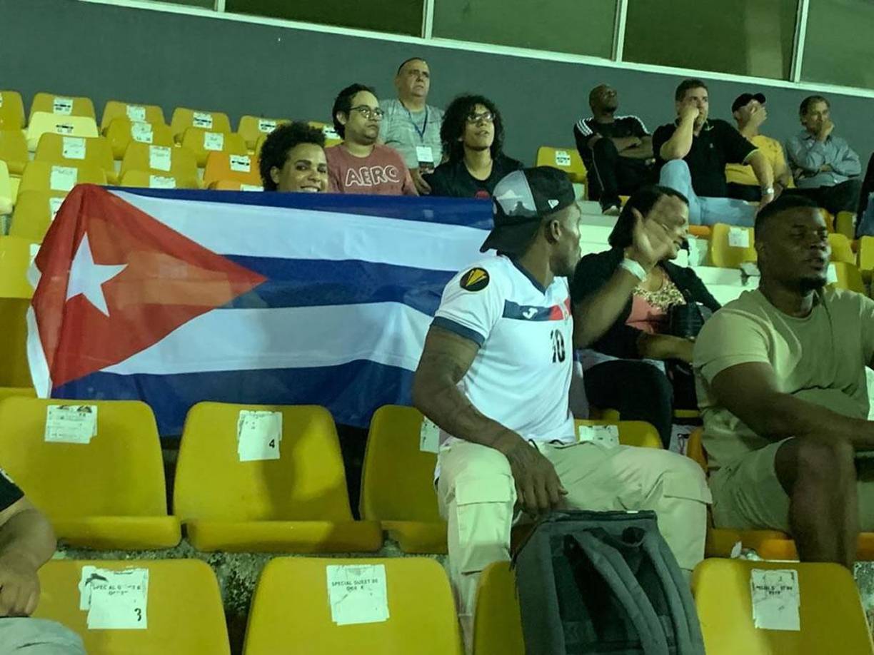 Garra catracha presente: fotos del ambiente Cuba-Honduras en estadio dominicano