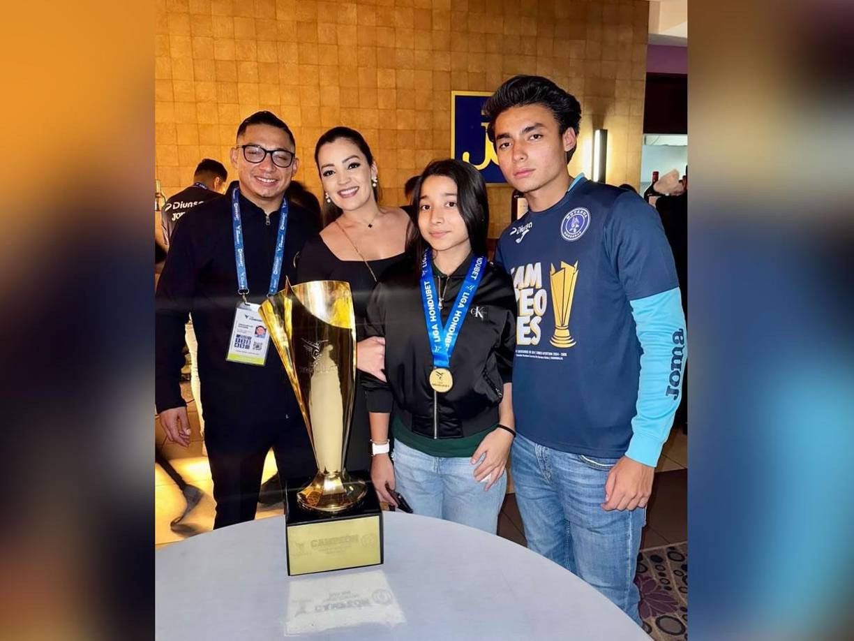 Los hijos de la pareja también celebraron con la Copa de campeón del Torneo Apertura 2024.
