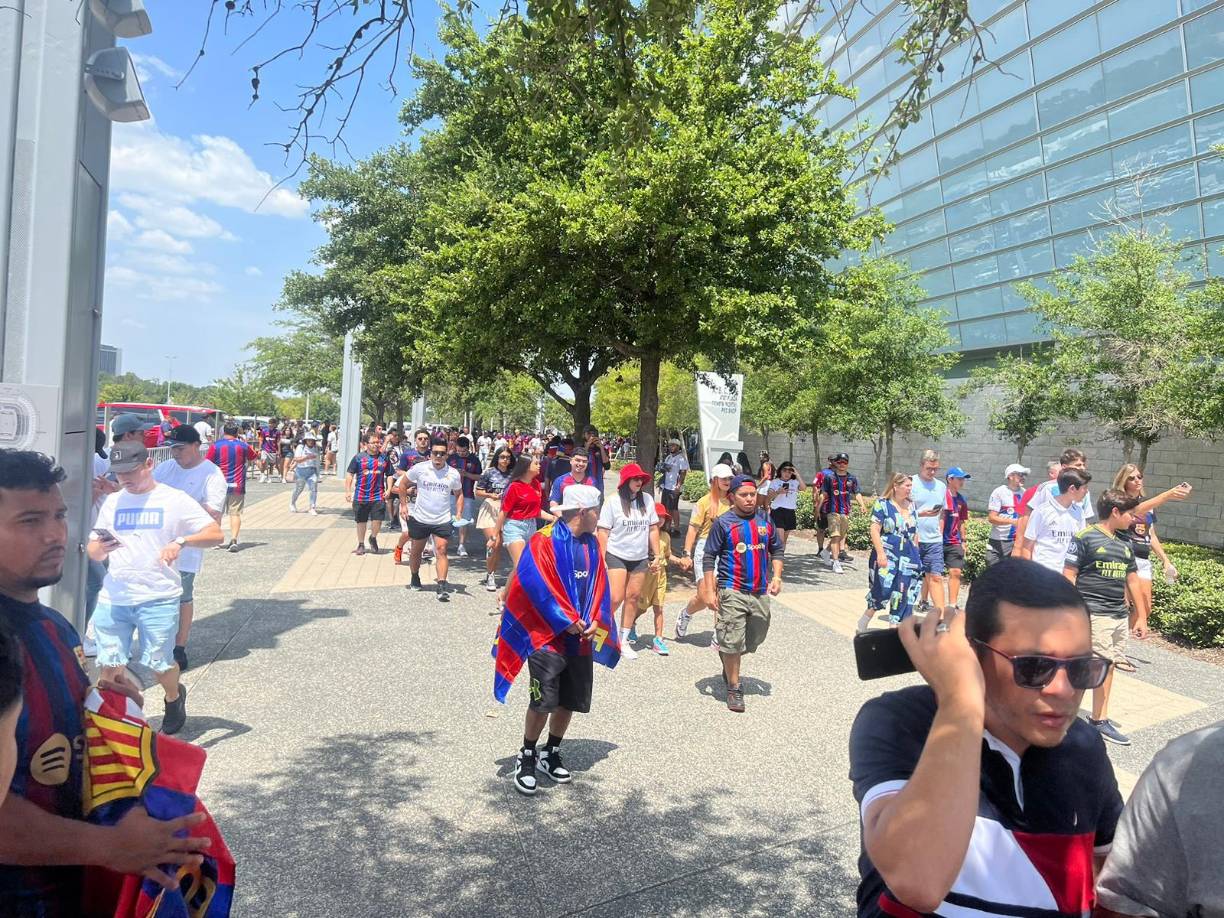 No solo tenían unas ganas locas por entrar al estadio para ver el encuentro sino que además llegar pronto tenía premio puesto que el AT&amp;T Stadium había cerrado hoy su cubierta y dentro tenía aire acondicionado.