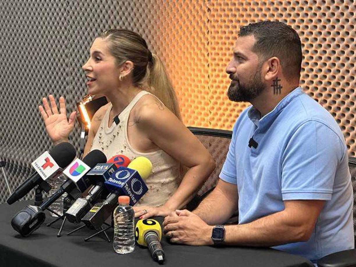 “Se presenta esta situación con esta pseudo periodista, amarillista, sensacionalista, que nos involucra a mi esposo y a mí en un libro donde menciona un capítulo completo titulado ‘Las Lavanderas’, que consta de unas 20 páginas, a lo que concierne a mi esposo y a mí, nos menciona en dos o tres párrafos que son totalmente una mentira”, afirmó Karla Panini en rueda de prensa.