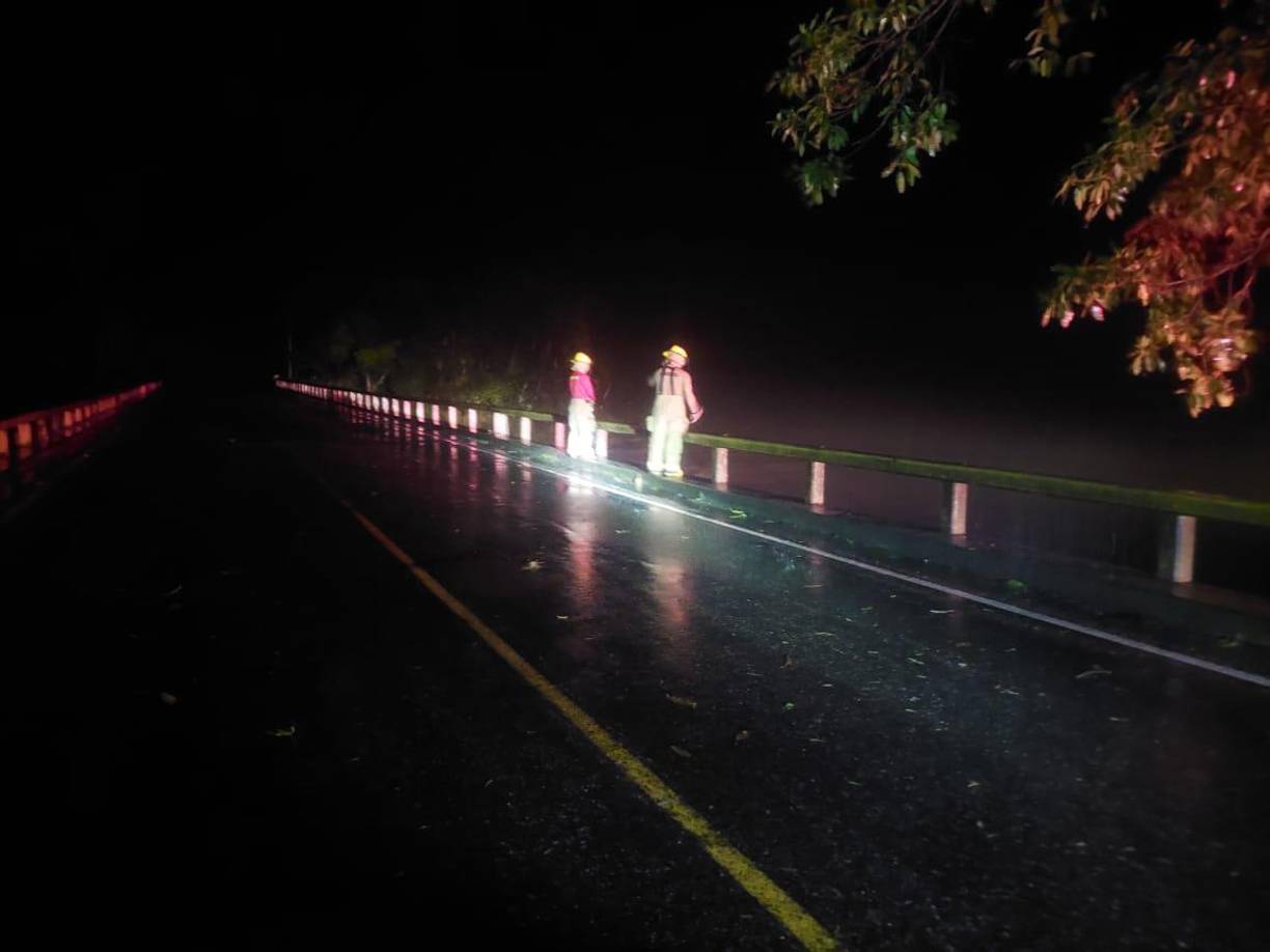 Entretanto en Omoa, Cortés, fueron evacuadas varias familias por el desborde de los afluentes tras las fuertes lluvias que registra la zona.