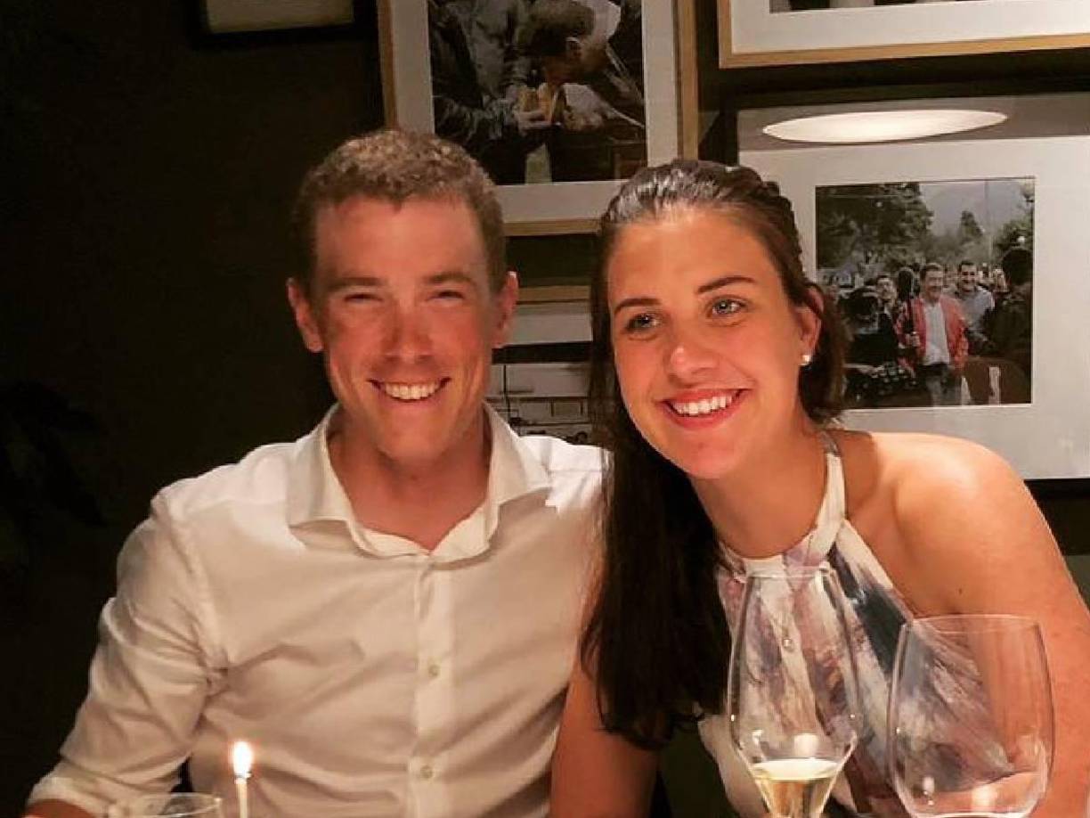 Además, el medio ‘Daily Mail’’, desveló el contenido de una cámara de seguridad que captó a la esposa del ciclista olímpico corriendo junto al auto que conducía el atleta después de que ella saltara sobre el capó del vehículo.