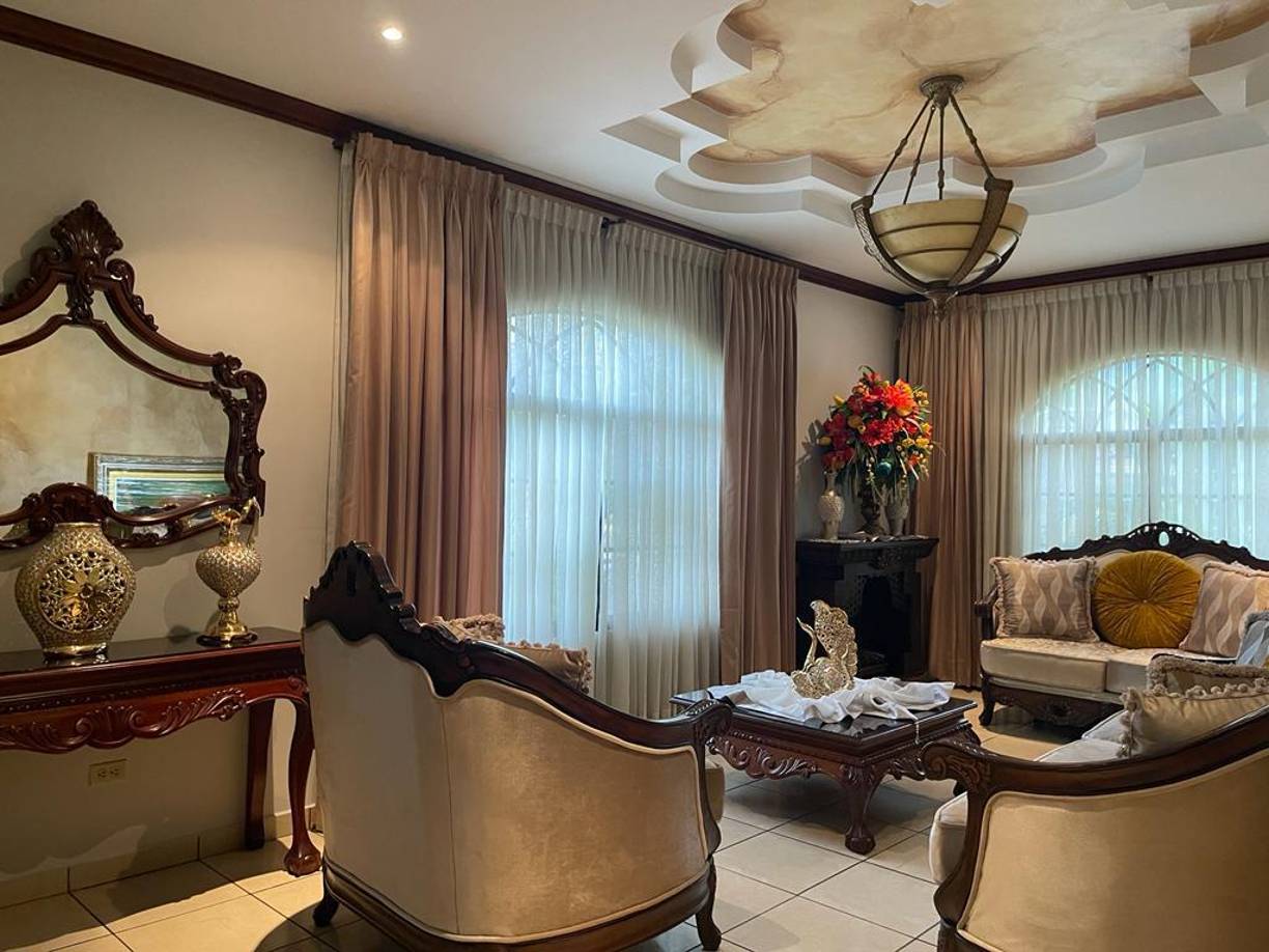 Así como la operación de hotel y restaurantes en San Pedro Sula, como es el caso de la sociedad BIENES INMUEBLES S.A. e inversiones en una sociedad dedicada a la comercialización de productos del mar en el sur del país denominada CULTIVOS IMPORTACIÓN Y EXPORTACIÓN DE PRODUCTOS MARINOS S. DE R.L. DE C.V.