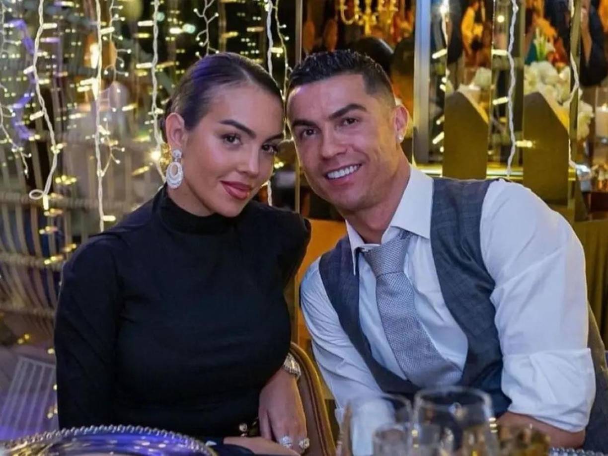 La pareja se encuentra inmersa en la construcción de una lujosa mansión de un coste de 20 millones de euros en Portugal. Un dato que contrastaría con el hecho de que el futbolista también estaría construyendo una espectacular casa en la costa de Arabia Saudita. 